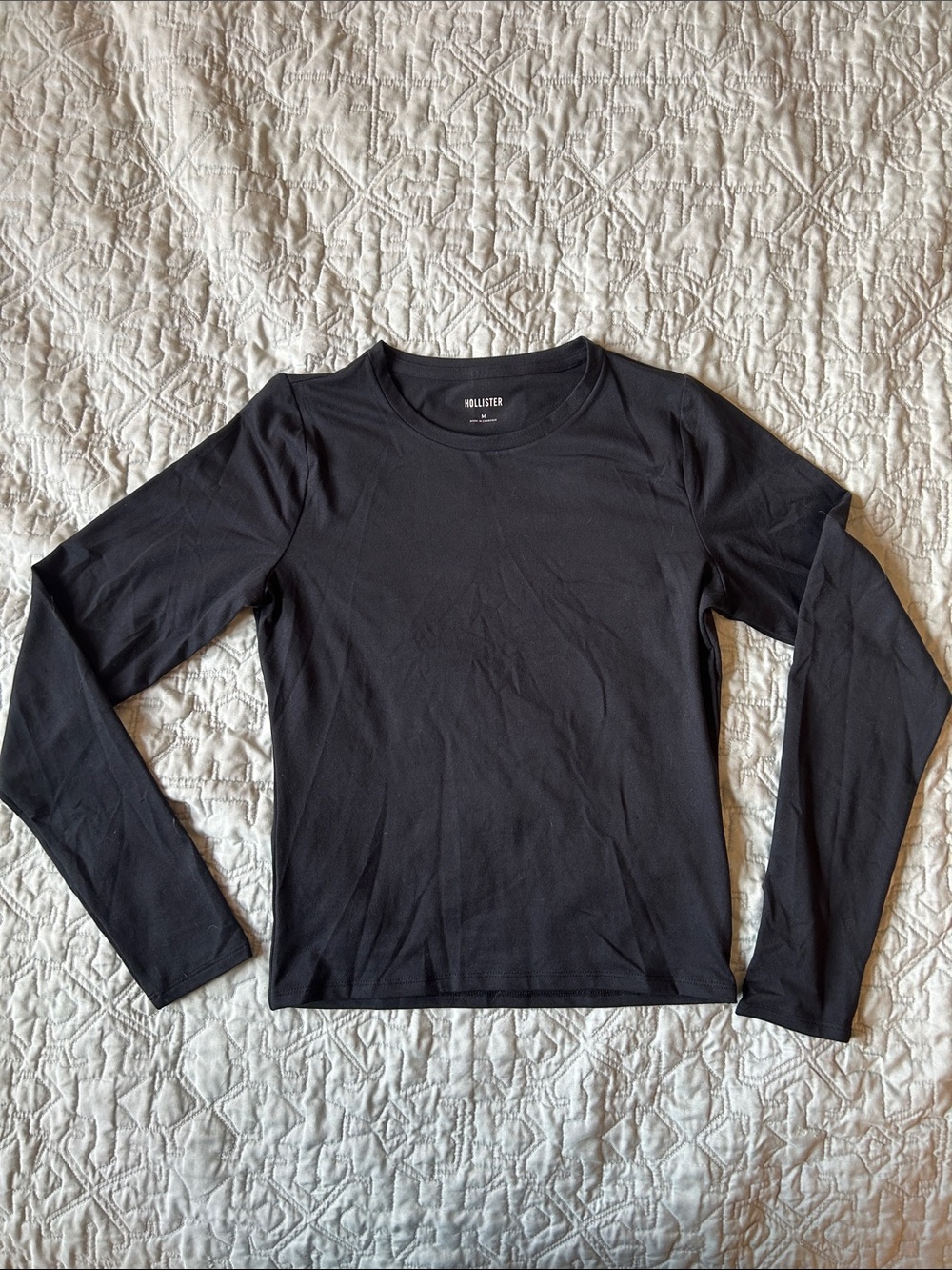 Hollister Men's Black Crewneck Long-Sleeve Shirt
